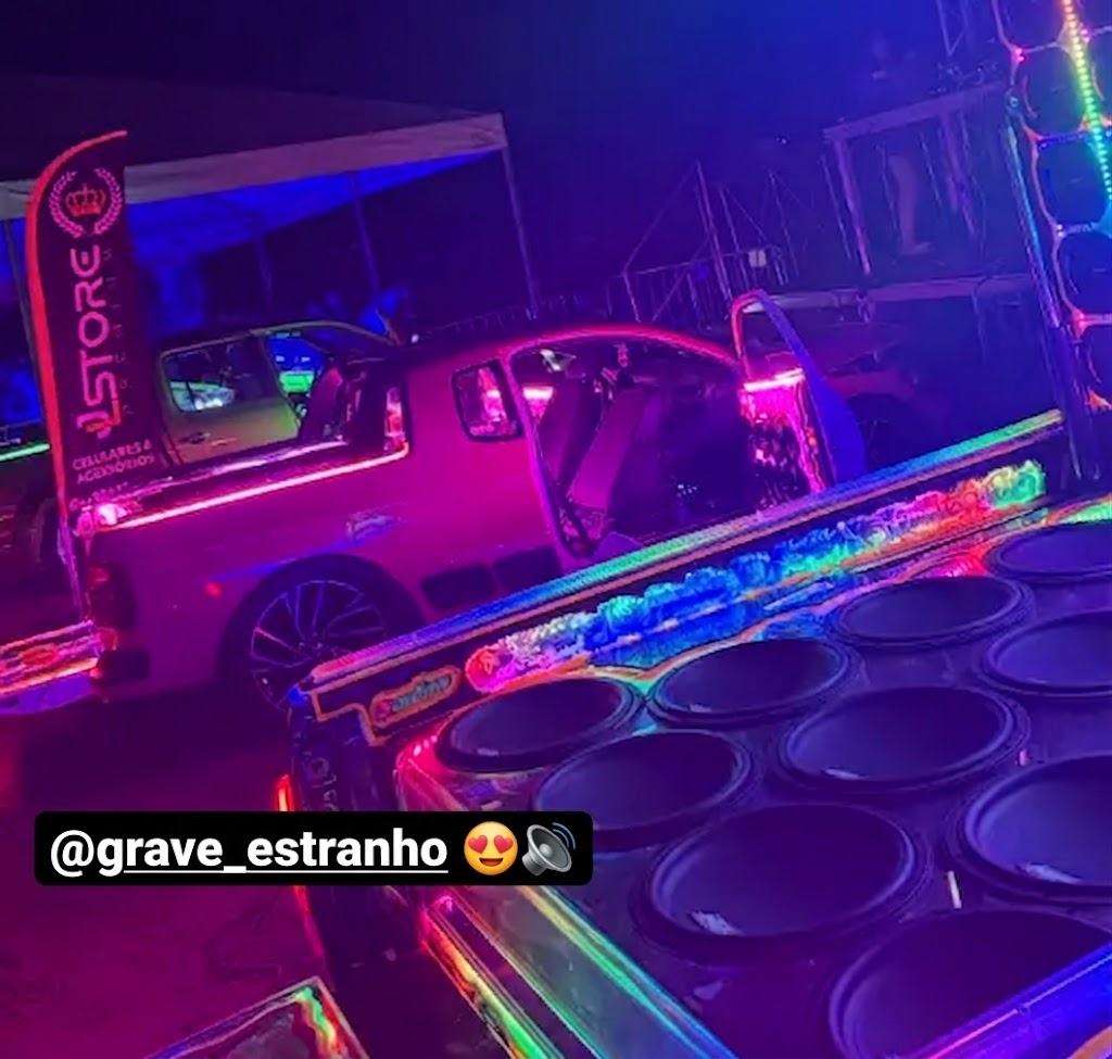 Carro com sistema de som iluminado em neon durante a noite